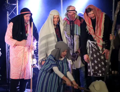 Seurakuntaperhe koolla Mission joulujuhlassa