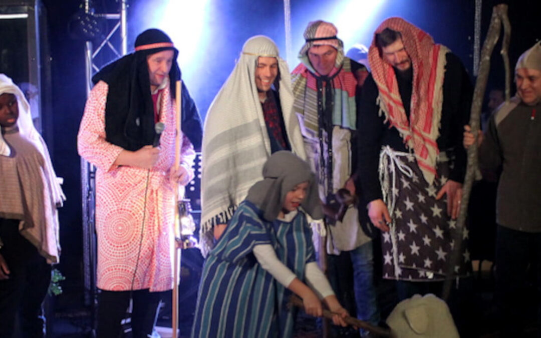Seurakuntaperhe koolla Mission joulujuhlassa