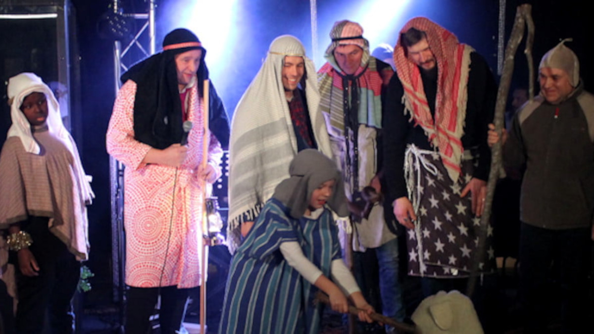 Seurakuntaperhe koolla Mission joulujuhlassa